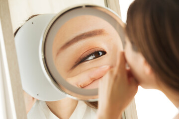 バセドウ病でまぶたが腫れる原因は?