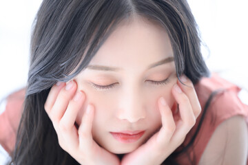 先天性眼瞼下垂が片目だけに起きる原因は?