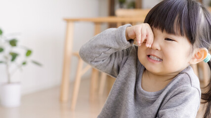 子供が生まれつき眼瞼下垂になる主な原因