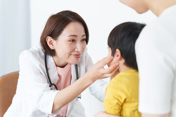 生まれつき眼瞼下垂の治療方法