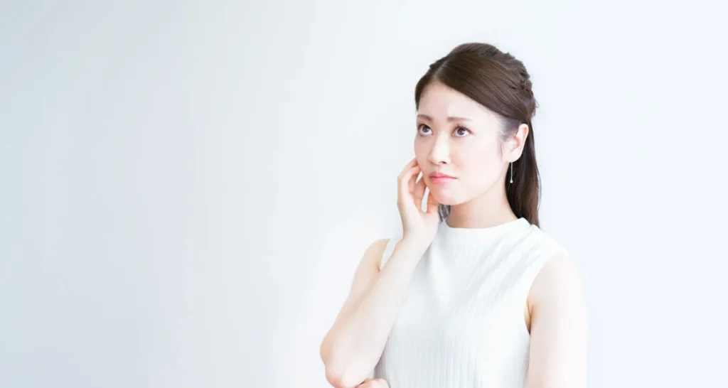 先天性眼瞼下垂が片目だけに起きる原因は？ ​