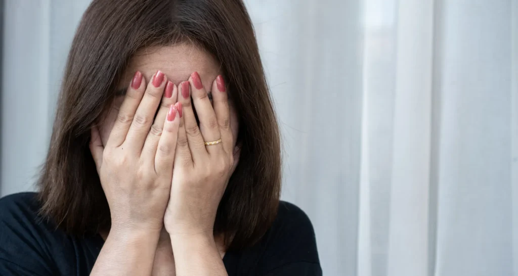 急に片目だけ眼瞼下垂になったら病気の可能性も！ ​