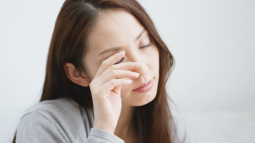 「眠そうな目に見える」「まぶたが下がってきた」という症状について
